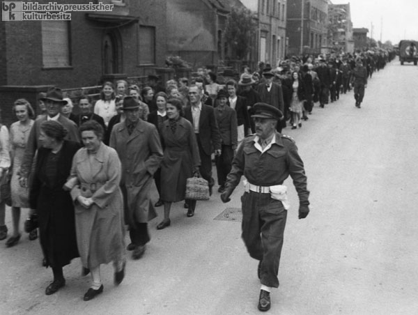 Die Bevölkerung in Burgsteinfurt wird zu einer Filmvorführung über die Konzentrationslager Bergen-Belsen und Buchenwald geführt (30. Mai 1945)